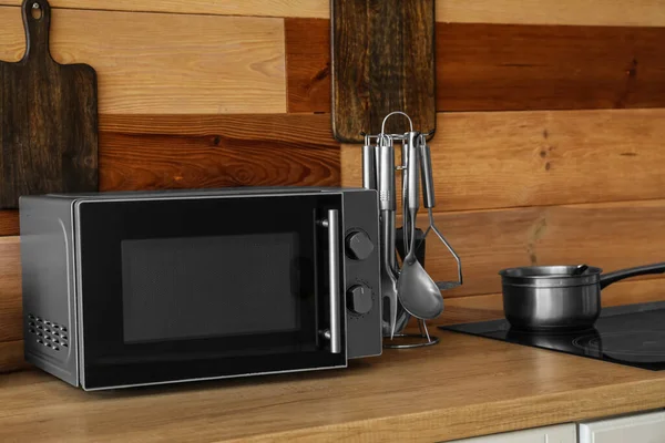 Mikrowellenherd Auf Holztischplatte Küche — Stockfoto