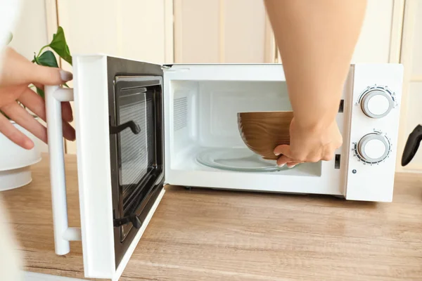Mulher Colocando Tigela Com Alimentos Forno Microondas Cozinha — Fotografia de Stock