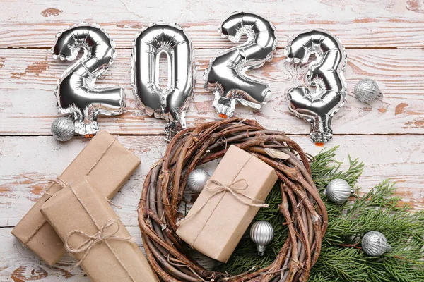 Zilveren Ballonnen Vorm Van Figuur 2023 Kerstcadeaus Een Lichte Houten — Stockfoto