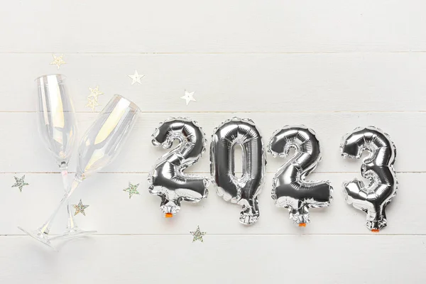 Срібні Кульки Формі Фігури 2023 Року Келихи Шампанського Білому Дерев — стокове фото