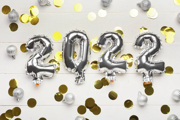 2022 Şekil Gümüş Balonlar Beyaz Ahşap Arka Planda Noel Topları — Stok fotoğraf