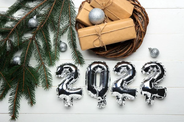 Zilveren Ballonnen Vorm Van Figuur 2022 Kerstdecor Witte Houten Ondergrond — Stockfoto