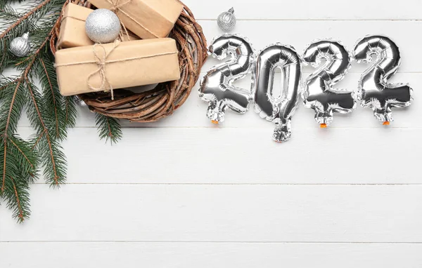 Balões Prata Forma Figura 2022 Decoração Natal Fundo Madeira Branca — Fotografia de Stock