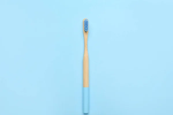 Drewniana Szczoteczka Zębów Niebieskim Tle — Zdjęcie stockowe