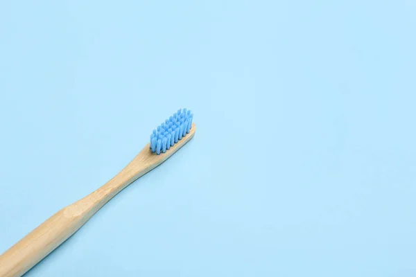 Ξύλινη Οδοντόβουρτσα Μπλε Φόντο Κοντινό Πλάνο — Φωτογραφία Αρχείου