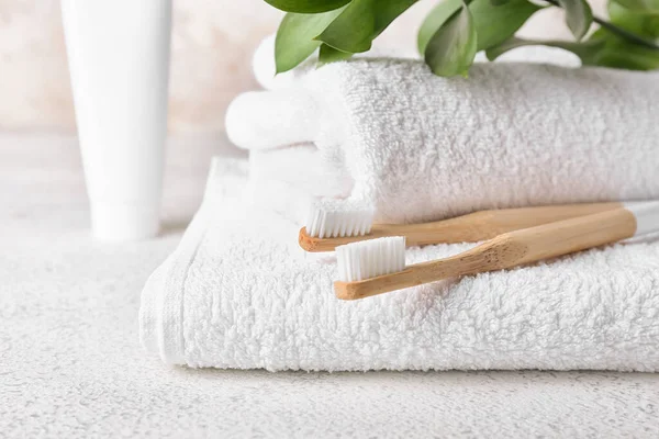 Soft Towels Wooden Toothbrushes Light Table Closeup — Stock Photo, Image