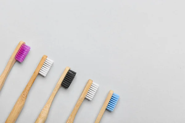 Verschillende Houten Tandenborstels Grijze Achtergrond Close — Stockfoto