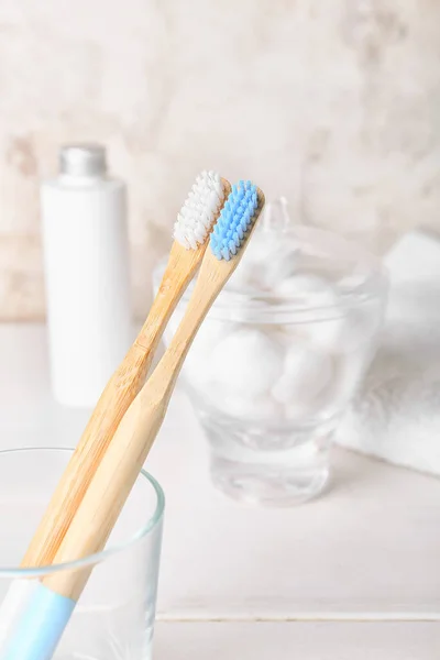 Glass Wooden Toothbrushes White Wooden Table Closeup — Stock Photo, Image