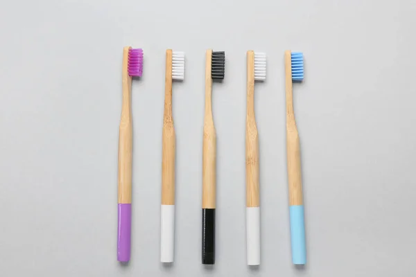 Gri Arkaplanda Farklı Ahşap Diş Fırçaları — Stok fotoğraf