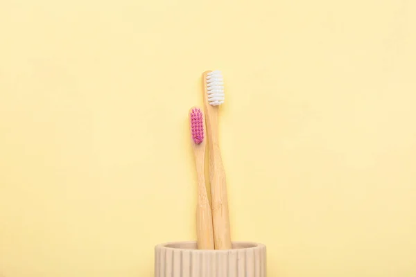 Halter Mit Hölzernen Zahnbürsten Auf Farbigem Hintergrund Nahaufnahme — Stockfoto