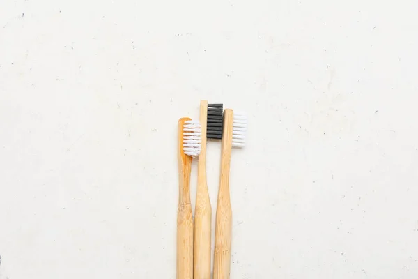 Escovas Dentes Madeira Fundo Claro — Fotografia de Stock