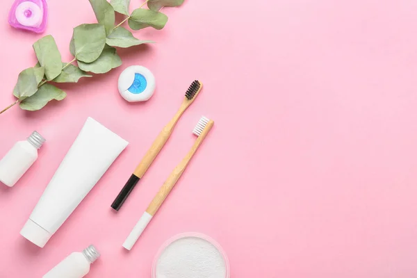 Cepillos Dientes Madera Suministros Baño Rama Eucalipto Sobre Fondo Color —  Fotos de Stock