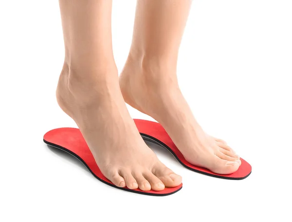 Γυναικεία Πόδια Και Κόκκινοι Ορθοπεδικοί Πάτοι Λευκό Φόντο — Φωτογραφία Αρχείου