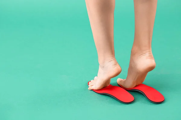 Female Feet Red Orthopedic Insoles Green Background — Stock Photo, Image
