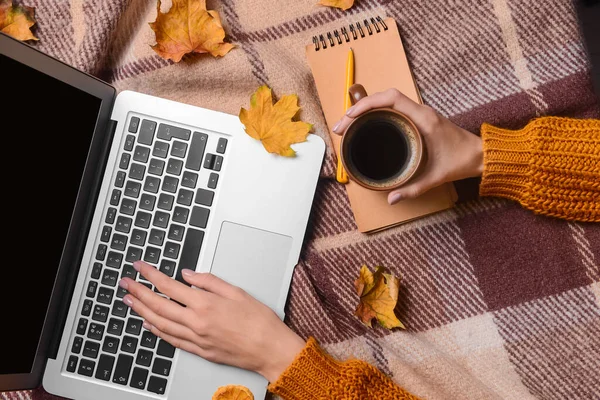 Kobieta Laptopem Filiżanką Kawy Notebookiem Jesiennymi Liśćmi Szachownicy — Zdjęcie stockowe