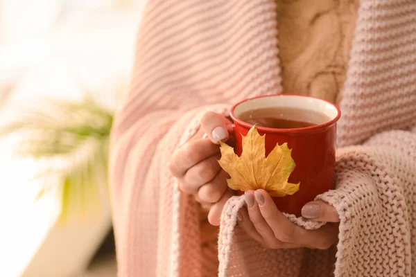 Woman Cup Hot Tea Autumn Leaf Home Closeup — Stock Photo, Image