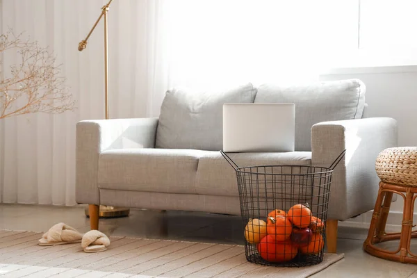 舒适的客厅内部 沙发和秋季装饰 — 图库照片