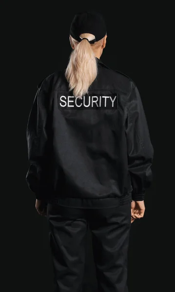 Sicherheitsfrau Auf Dunklem Hintergrund Rückseite — Stockfoto