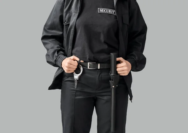 灰色の背景の女性警備員 — ストック写真
