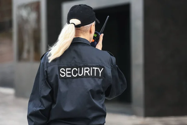 Female Security Guard Outdoors Back View — Stock Photo, Image