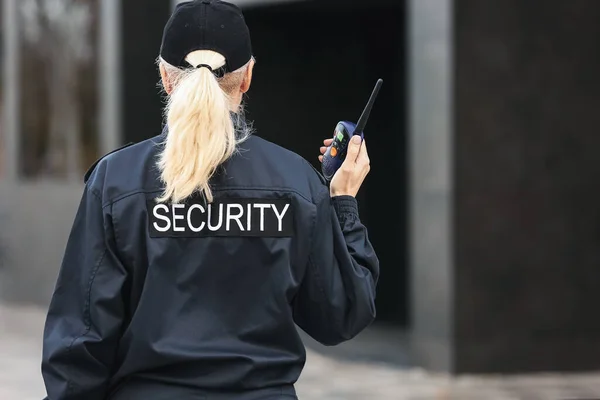 Female Security Guard Outdoors Back View — Stock Photo, Image