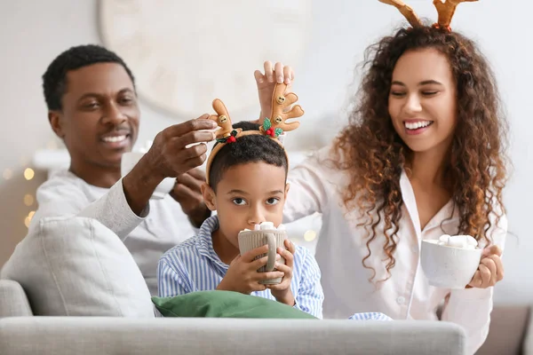 Glad Afroamerikansk Familj Dricker Välsmakande Varm Choklad Hemma Julafton — Stockfoto