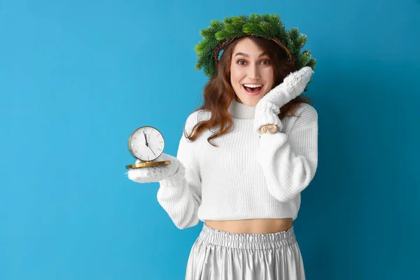 Surprised Young Woman Winter Clothes Christmas Wreath Clock Color Background — Stock Photo, Image