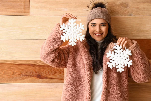 Mooie Vrouw Met Sneeuwvlokken Houten Achtergrond — Stockfoto