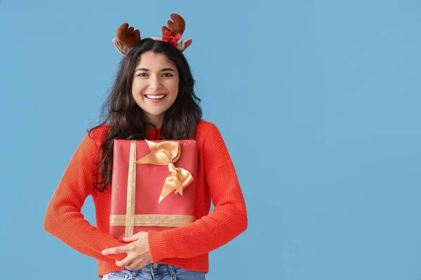 Mooie Jonge Vrouw Met Kerstcadeau Kleur Achtergrond — Stockfoto