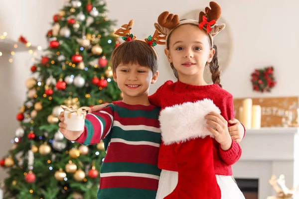 Cute Małe Dzieci Boże Narodzenie Skarpetki Prezent Salonie — Zdjęcie stockowe