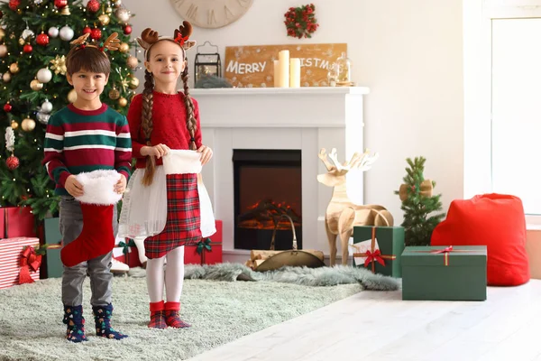 Crianças Pequenas Bonitos Com Meias Natal Sala Estar — Fotografia de Stock