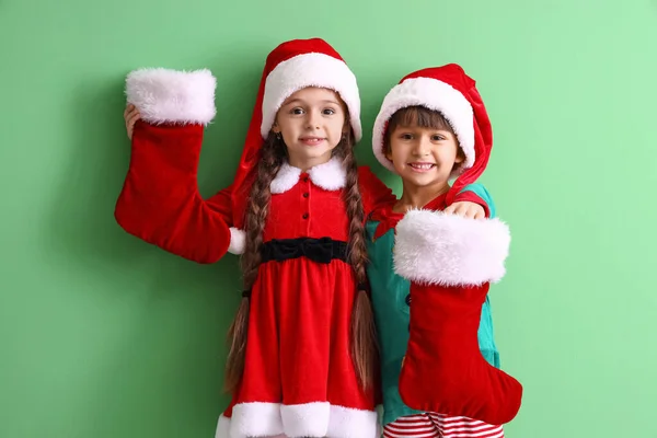 Lindos Niños Pequeños Con Calcetines Navidad Fondo Color — Foto de Stock