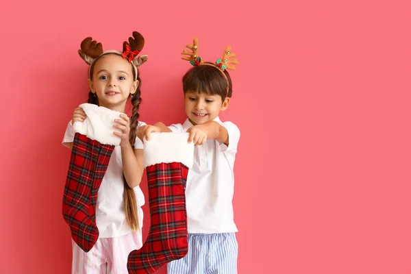 Söta Små Barn Med Julstrumpor Färg Bakgrund — Stockfoto