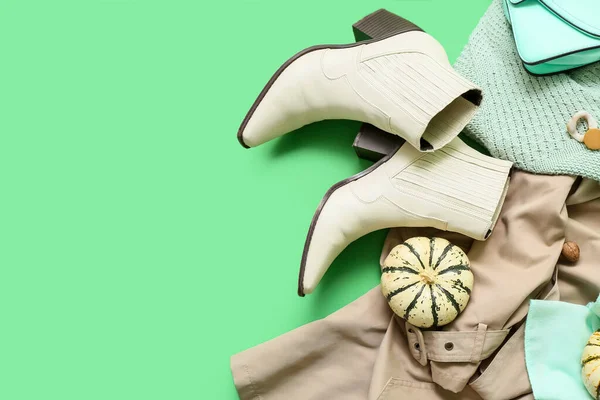 Stilvolle Weibliche Kleidung Schuhe Und Armbanduhr Auf Farbigem Hintergrund Nahaufnahme — Stockfoto