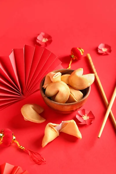 Tigela Com Saborosos Biscoitos Sorte Símbolos Chineses Fundo Cor — Fotografia de Stock