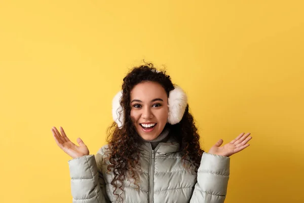 Mujer Bastante Afroamericana Ropa Invierno Sobre Fondo Color —  Fotos de Stock