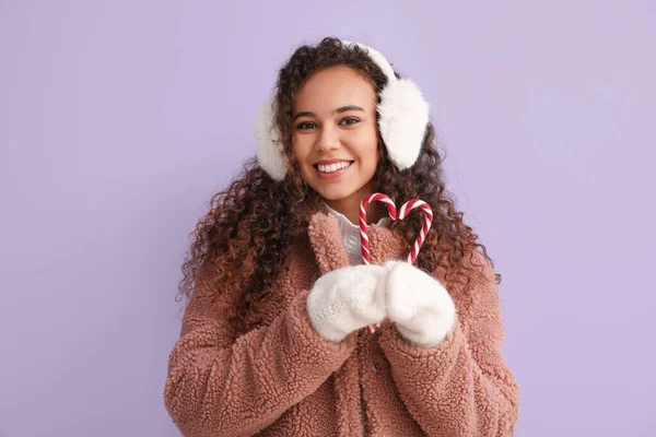 Joven Mujer Afroamericana Ropa Invierno Con Bastones Caramelo Sobre Fondo —  Fotos de Stock