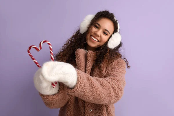 Joven Mujer Afroamericana Ropa Invierno Con Bastones Caramelo Sobre Fondo —  Fotos de Stock