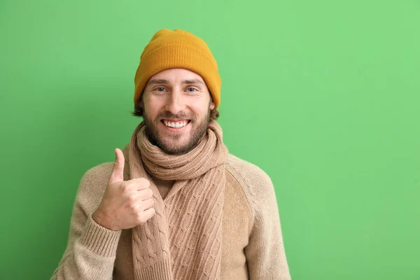 Bonito Jovem Roupas Inverno Mostrando Polegar Para Cima Fundo Cor — Fotografia de Stock