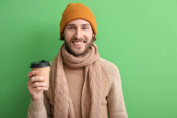 Knappe Man Met Kopje Koffie Kleur Achtergrond — Stockfoto