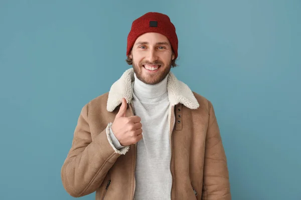 Handsome Young Man Winter Clothes Showing Thumb Color Background — Stock Photo, Image
