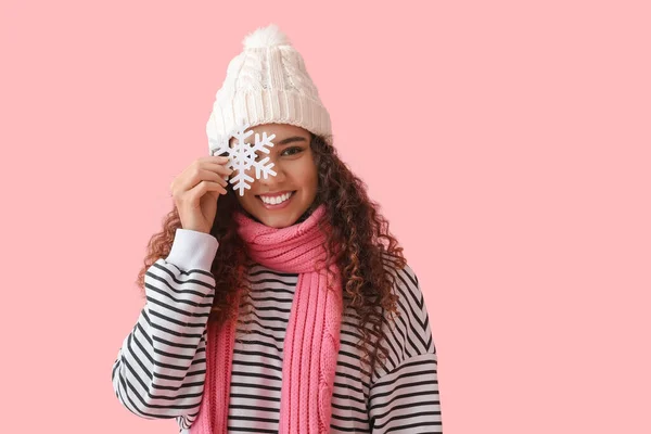 Beautiful Young African American Woman Snowflake Color Background — Stock Photo, Image