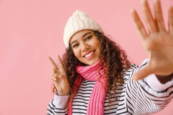 Mujer Bastante Afroamericana Ropa Invierno Mostrando Gesto Victoria Fondo Color —  Fotos de Stock