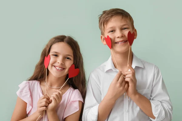 色の背景にパーティーの装飾を持つ幸せな子供たち バレンタインデーのお祝い — ストック写真
