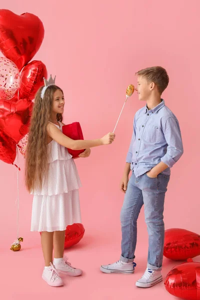 Bambini Felici Con Regalo Palloncini Sfondo Colori Festa San Valentino — Foto Stock