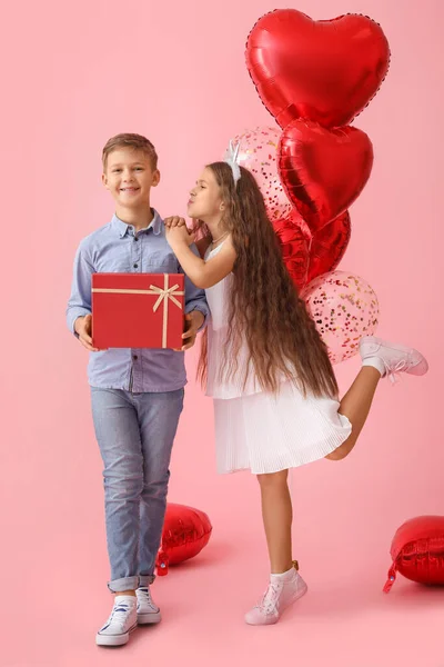 Glückliche Kinder Mit Geschenk Und Luftballons Auf Farbigem Hintergrund Valentinstag — Stockfoto