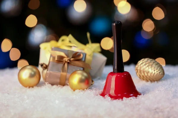 Χριστουγεννιάτικη Καμπάνα Διακοσμήσεις Και Δώρα Στο Χιόνι Θολή Φόντο — Φωτογραφία Αρχείου