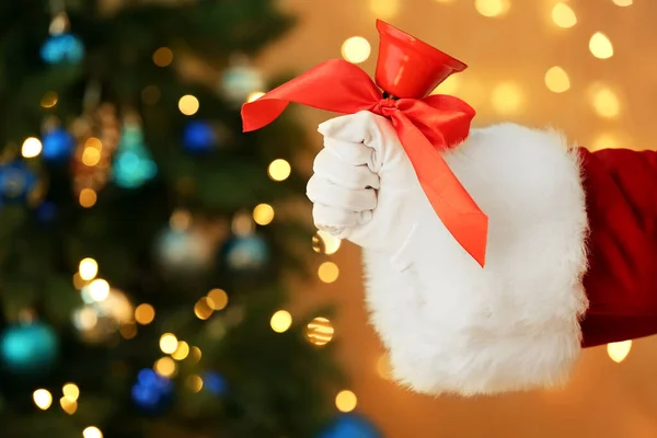 Santa Claus Sosteniendo Campana Navidad Con Cinta Roja Contra Luces —  Fotos de Stock