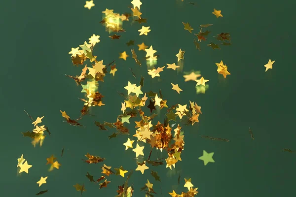 Flying Gouden Confetti Groene Achtergrond — Stockfoto