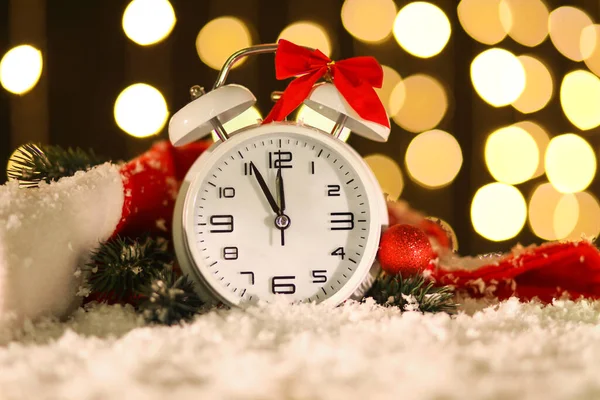 Elegante Orologio Natale Arredamento Neve Sul Tavolo Sullo Sfondo Sfocato — Foto Stock